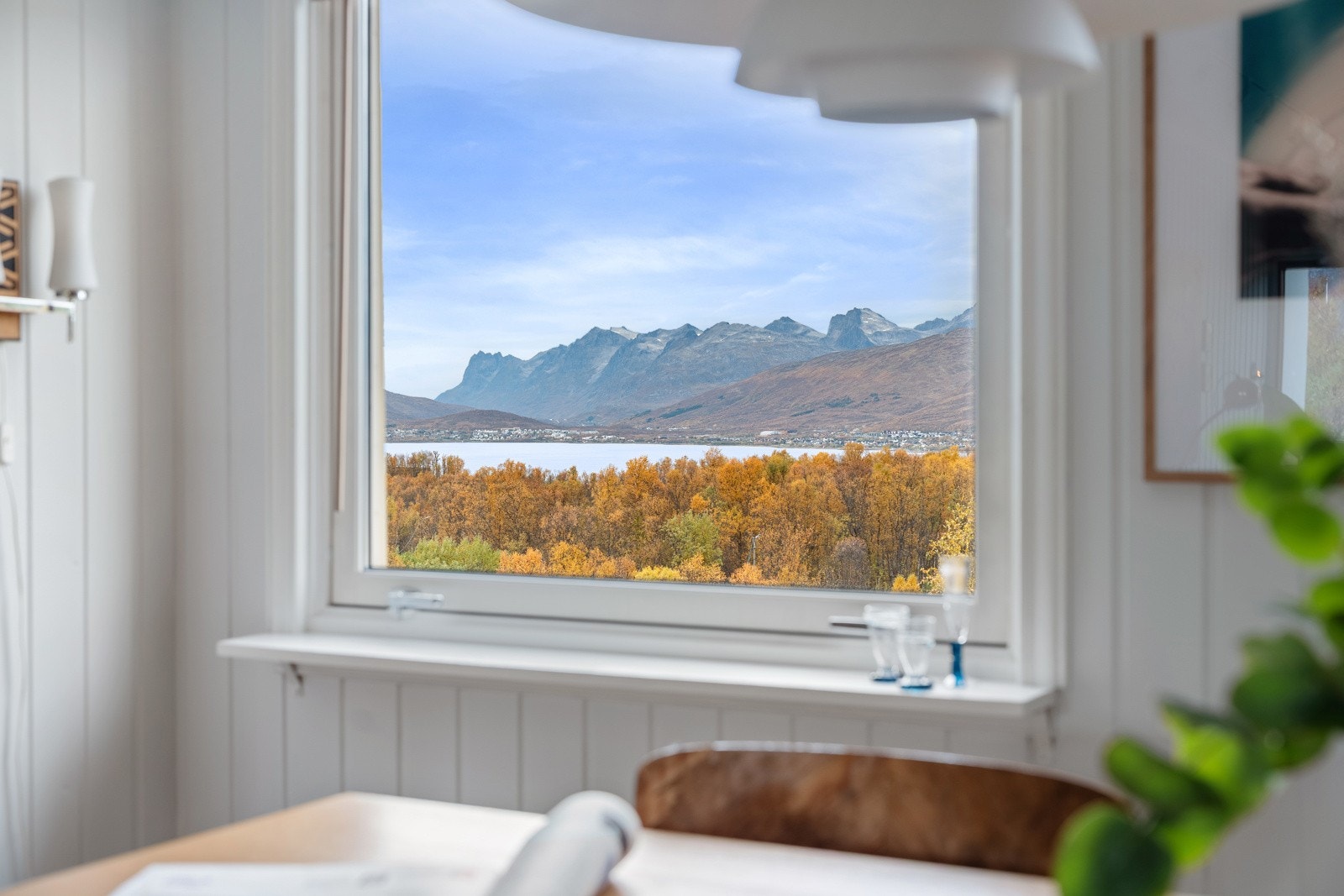 Sjelden fin utsikt vestover, mot vakker natur som skog, fjord og fjell.