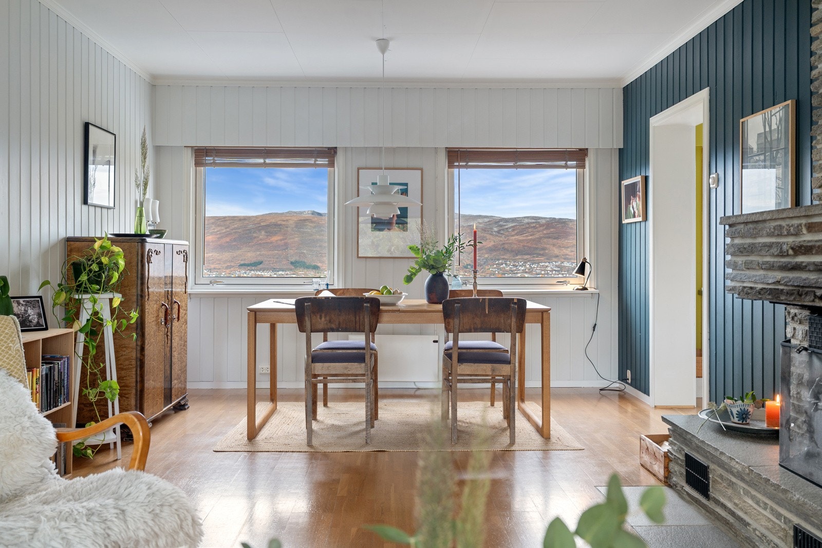 Spisebordet har sin naturlige plass, like ved kjøkkenet.