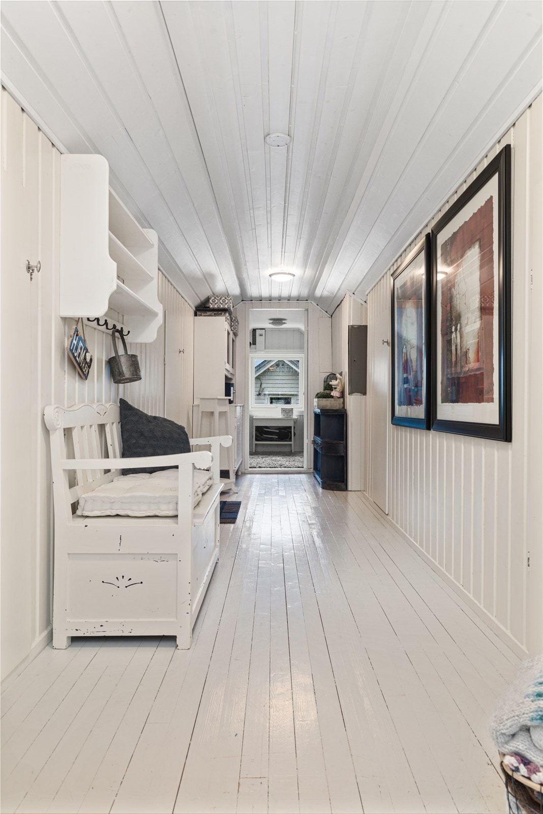 Gang på loft har inngang til to kott med svært gode lagringsmuligheter Galleribilde