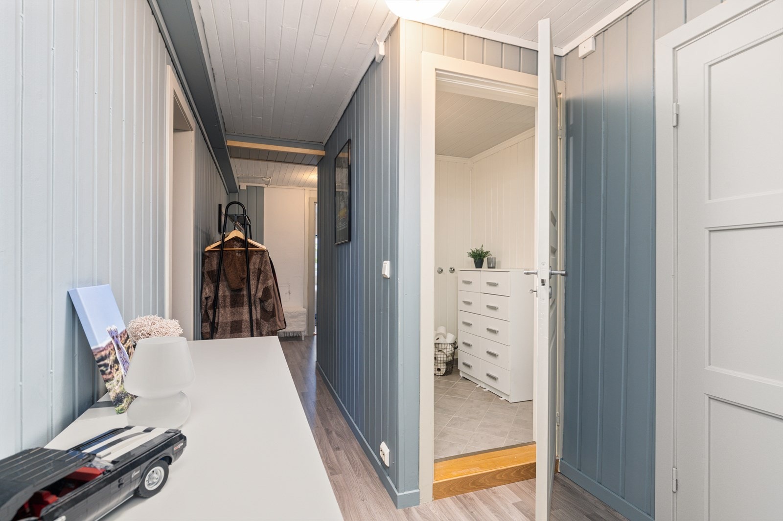 Kjeller med bod og gode oppbevaringsplasser Galleribilde