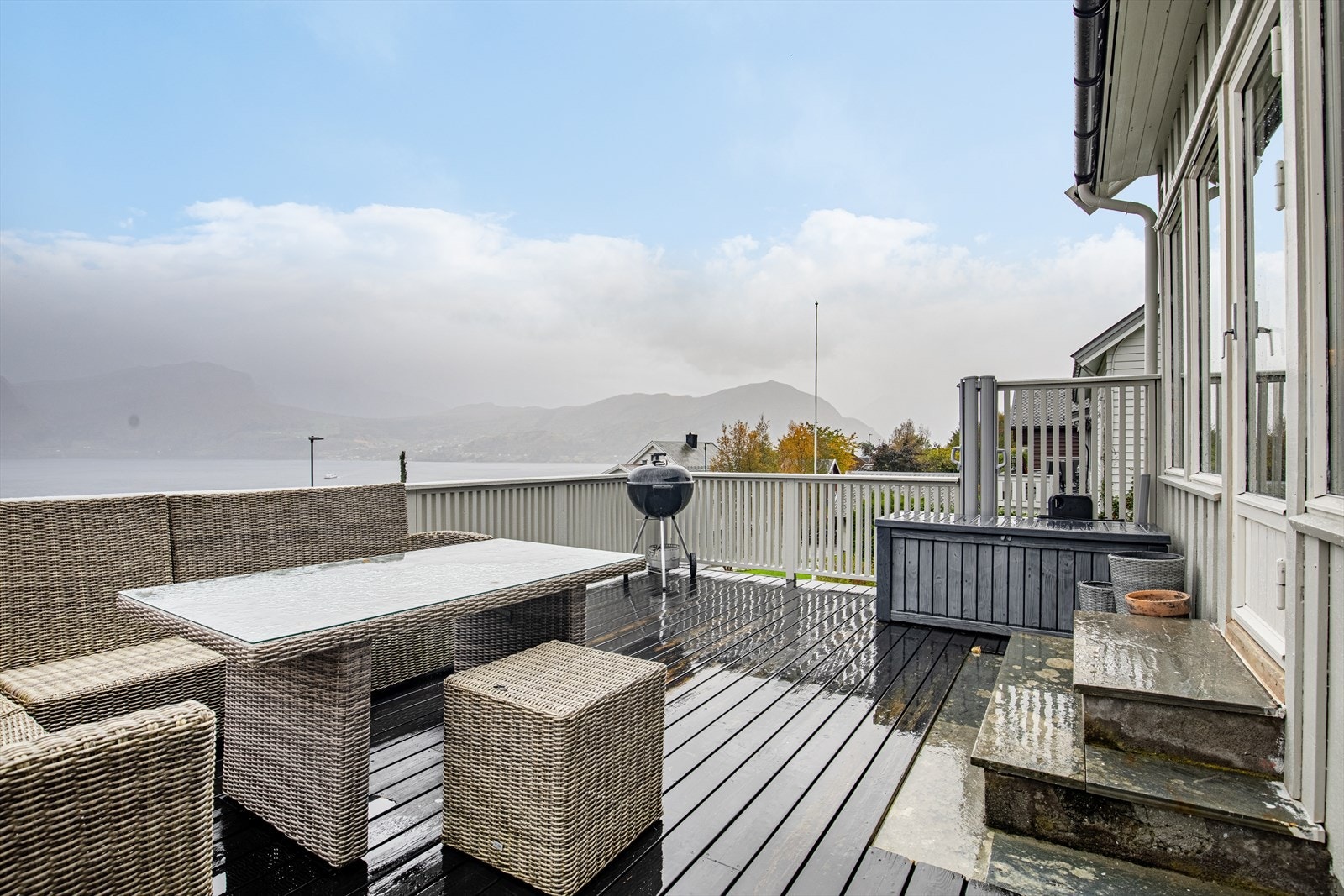 Fra stue er det utgang til altan med fantastisk utsikt og gode solforhold Galleribilde