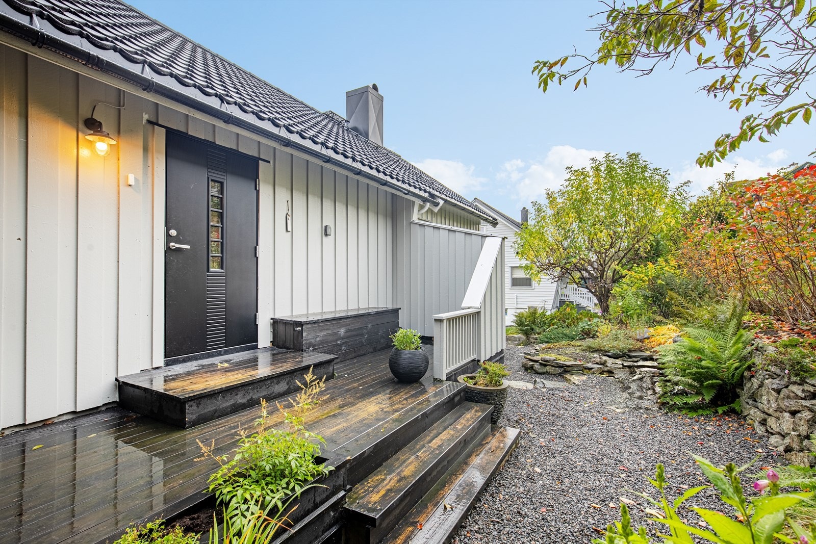 Pent opparbeidet inngangsparti med frodige omgivelser Galleribilde