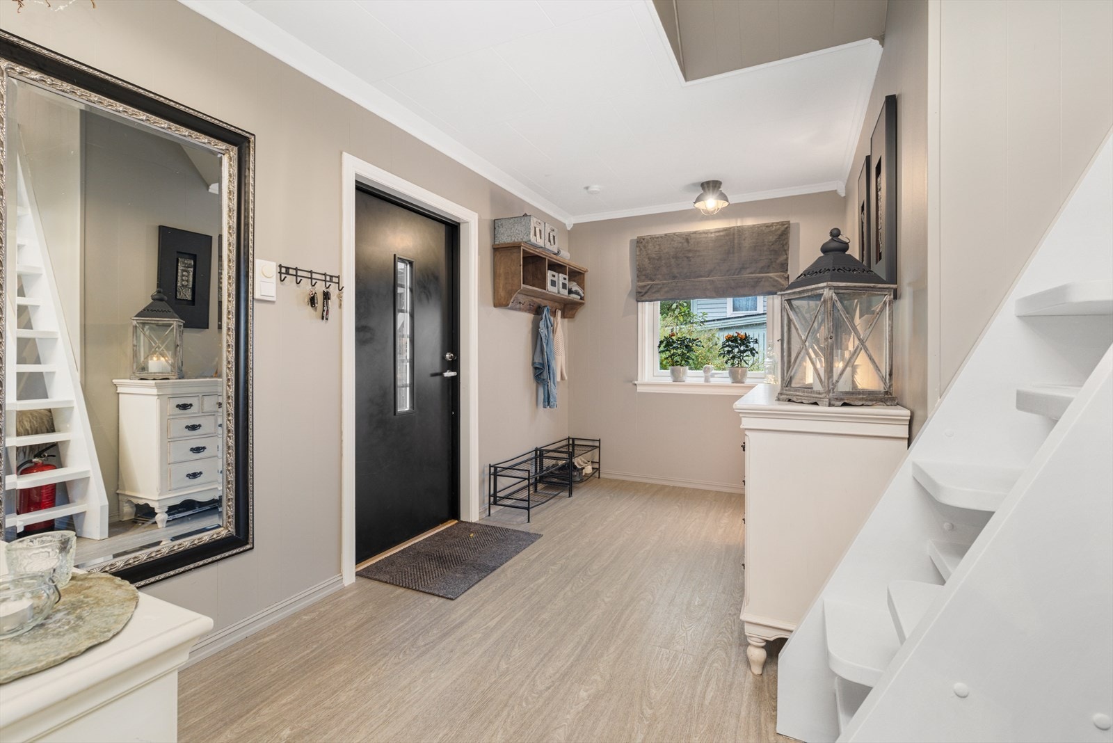 Lys og tiltalende inngangsparti med gode oppbevaringsmuligheter Galleribilde