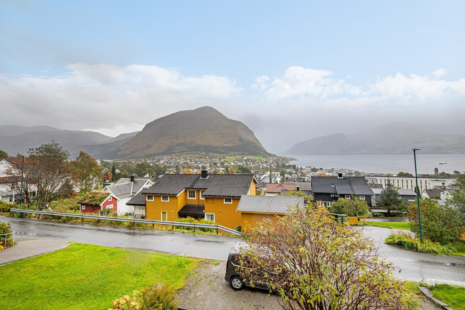 Fra altanen kan du se ut over hele Volda sentrum, fjord og fjell Galleribilde