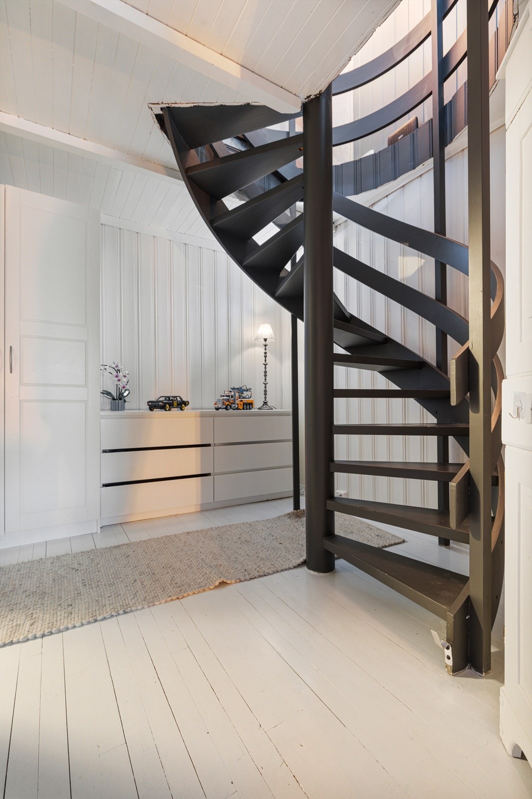 Trapp til kjeller, gang med oppbevaringsmuligheter Galleribilde