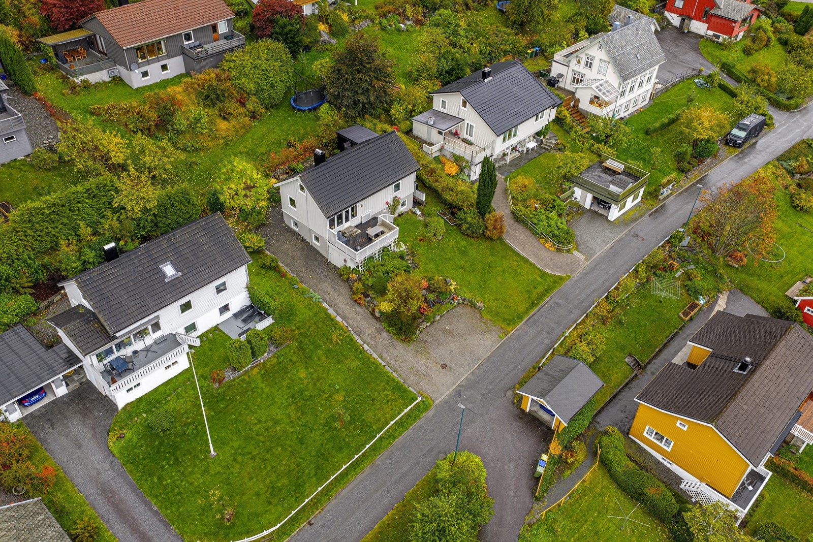 Her har du en flott opparbeidet hage på både oppsiden og nedsiden av huset Galleribilde