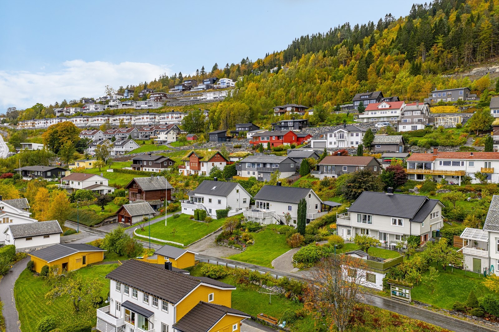 Eiendommen har gruset biloppstillingsplassen nede ved veien, i tillegg er det mulig å parkere i oppkjørselen Galleribilde