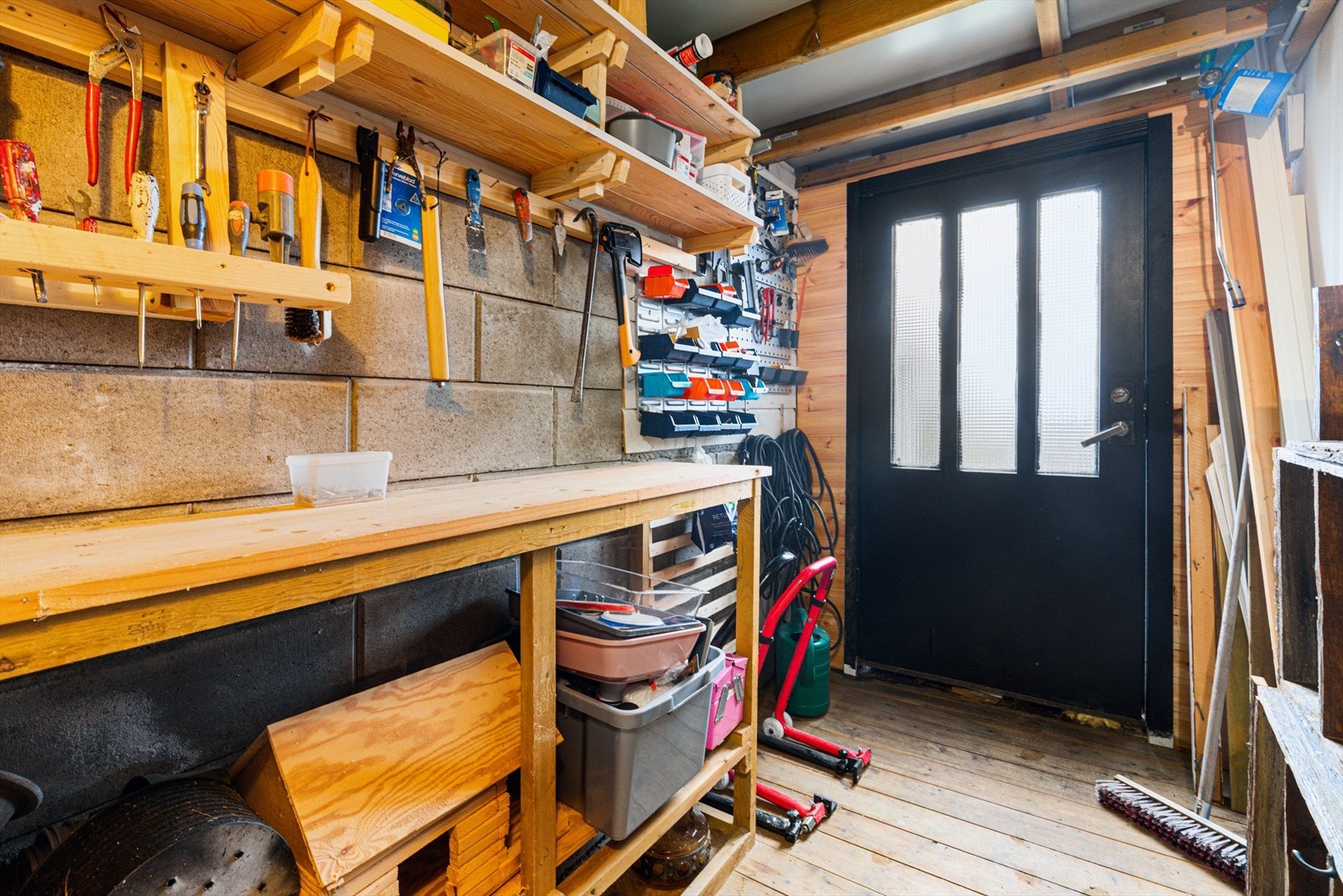 Snekkerbod med inngang fra hage og til kjeller Galleribilde