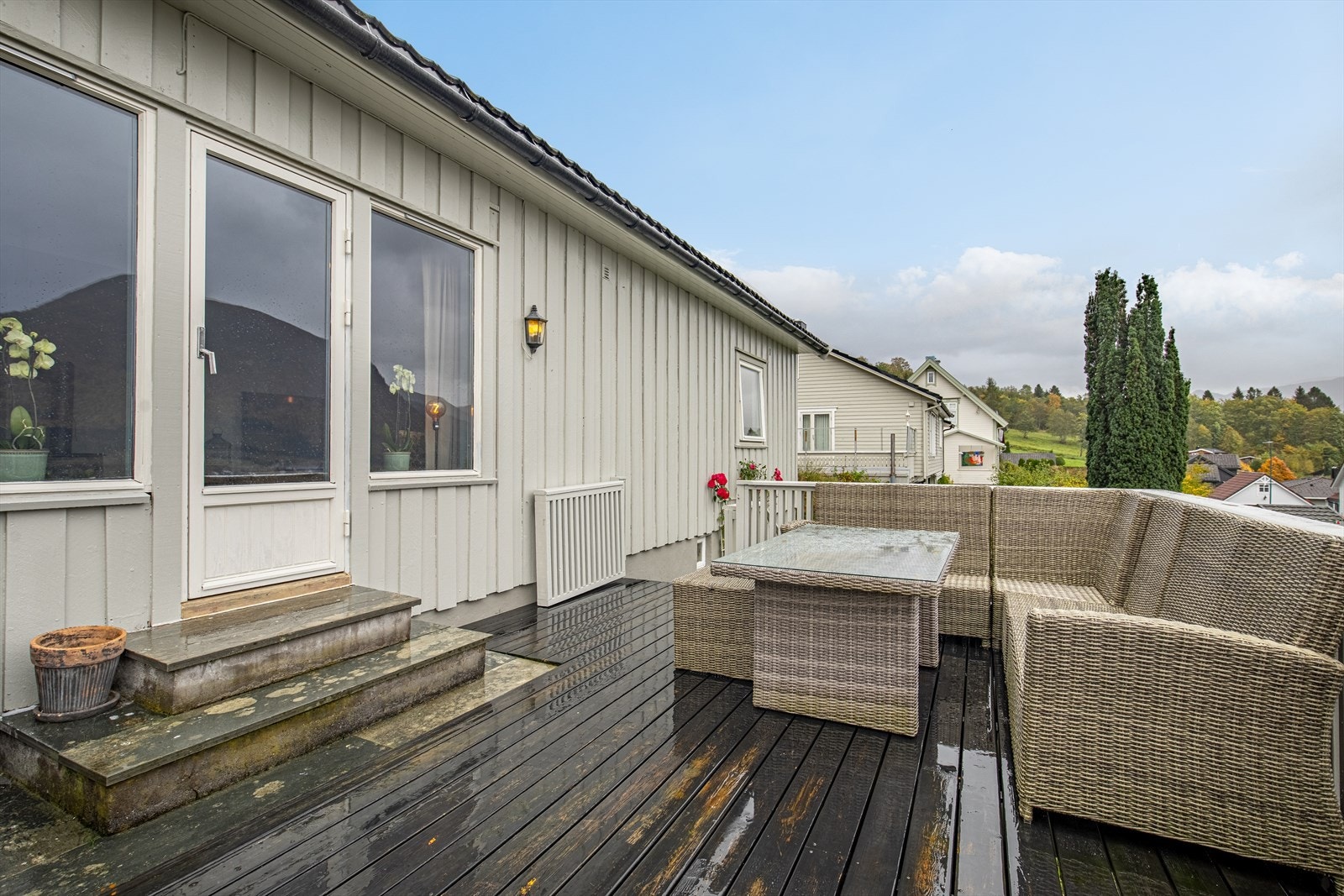 En altan med plass til både hjørnesofa og grill Galleribilde