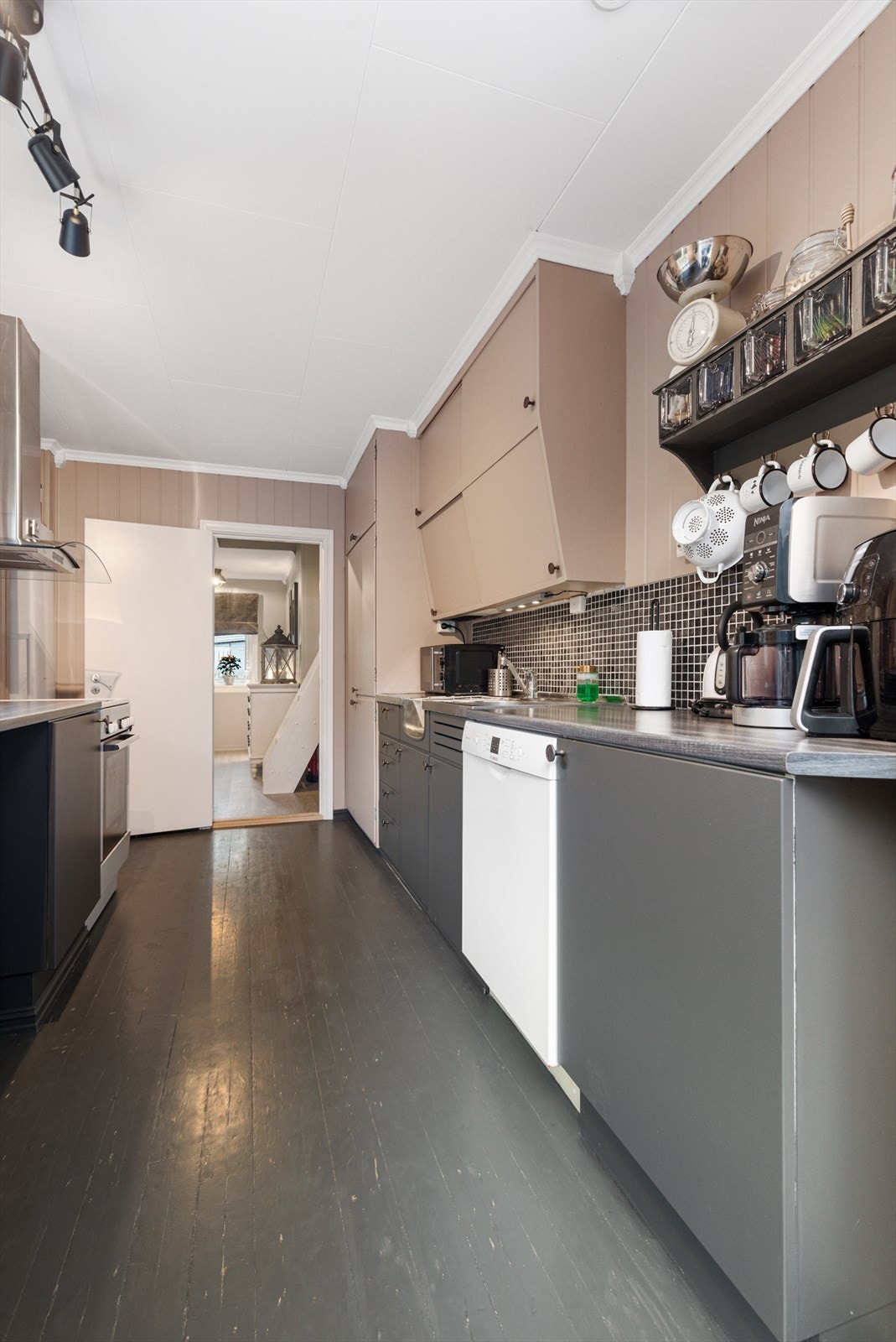 Kjøkkenet er malt og fått ny benkeplate, og har frittstående hvitevarer Galleribilde