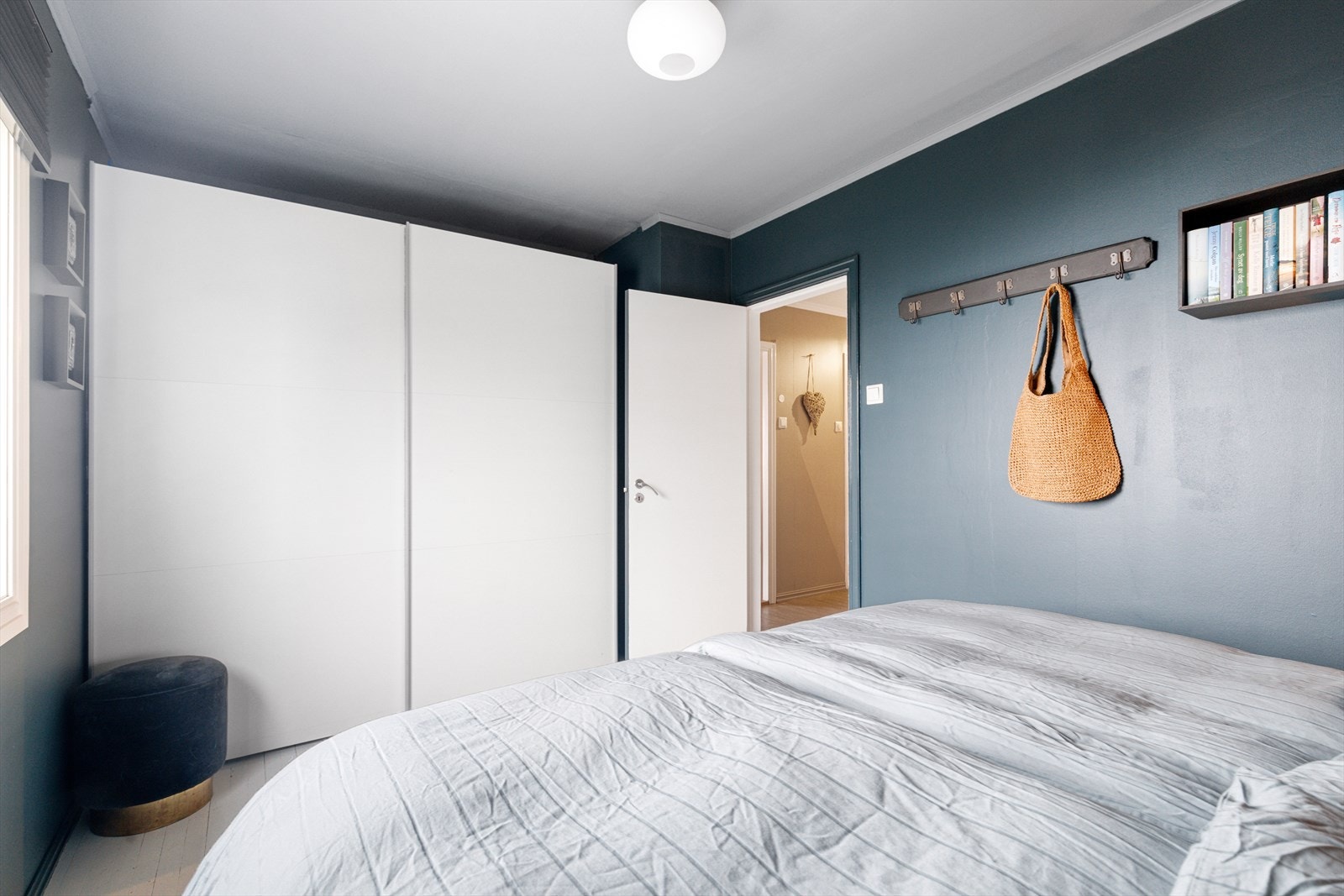 Det er en stor skyvedørsgarderobe på hovedsoverommet Galleribilde