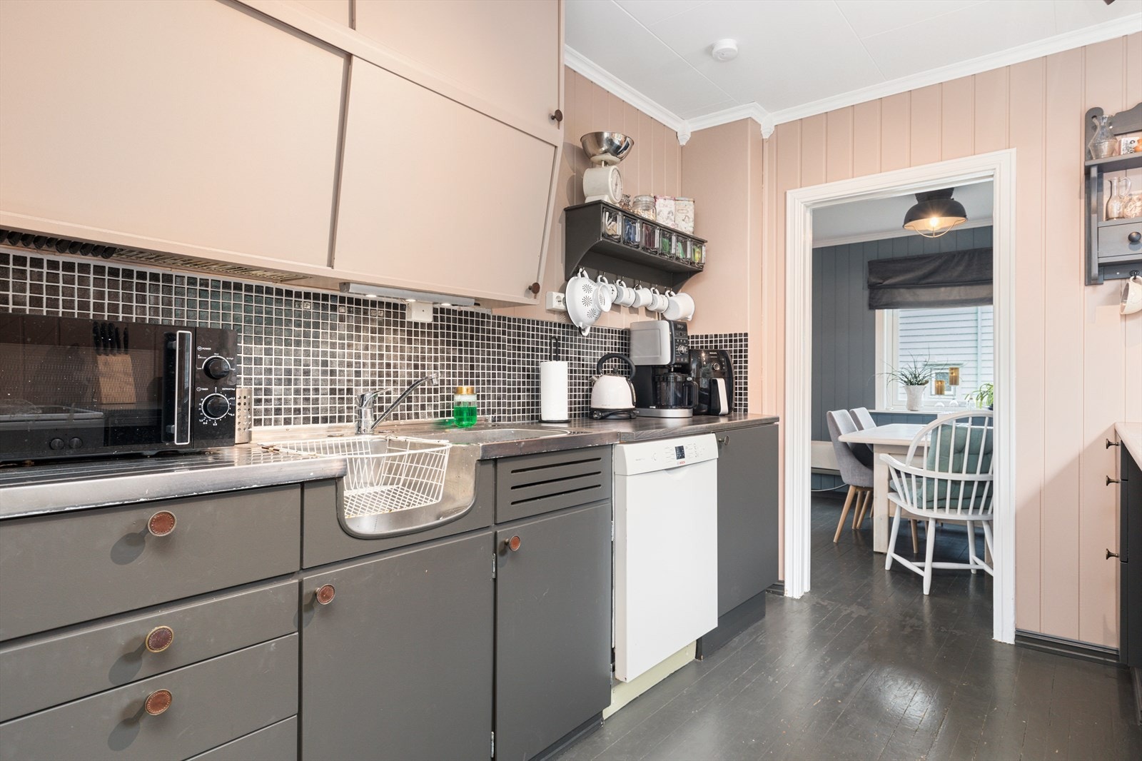 Kjøkkenet er plassert rett ved spisestuen Galleribilde