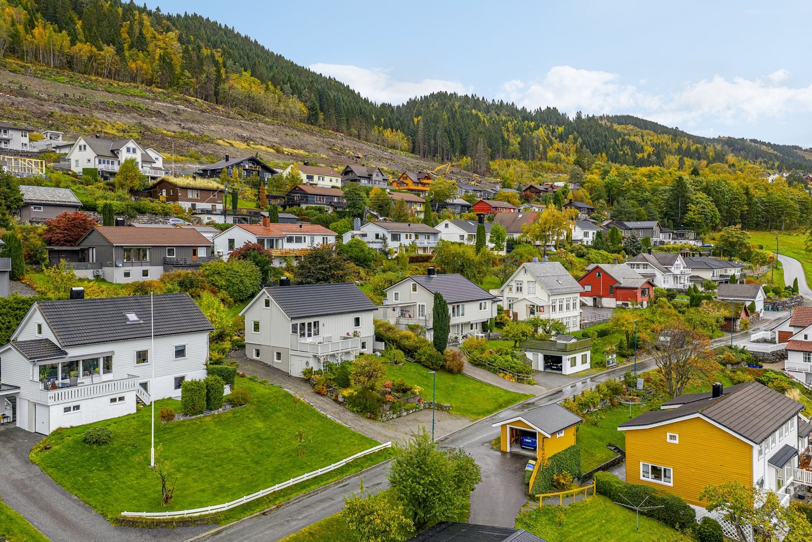 Under altanen har du en redskapsbod for lagring av utemøbler og utsyr Galleribilde