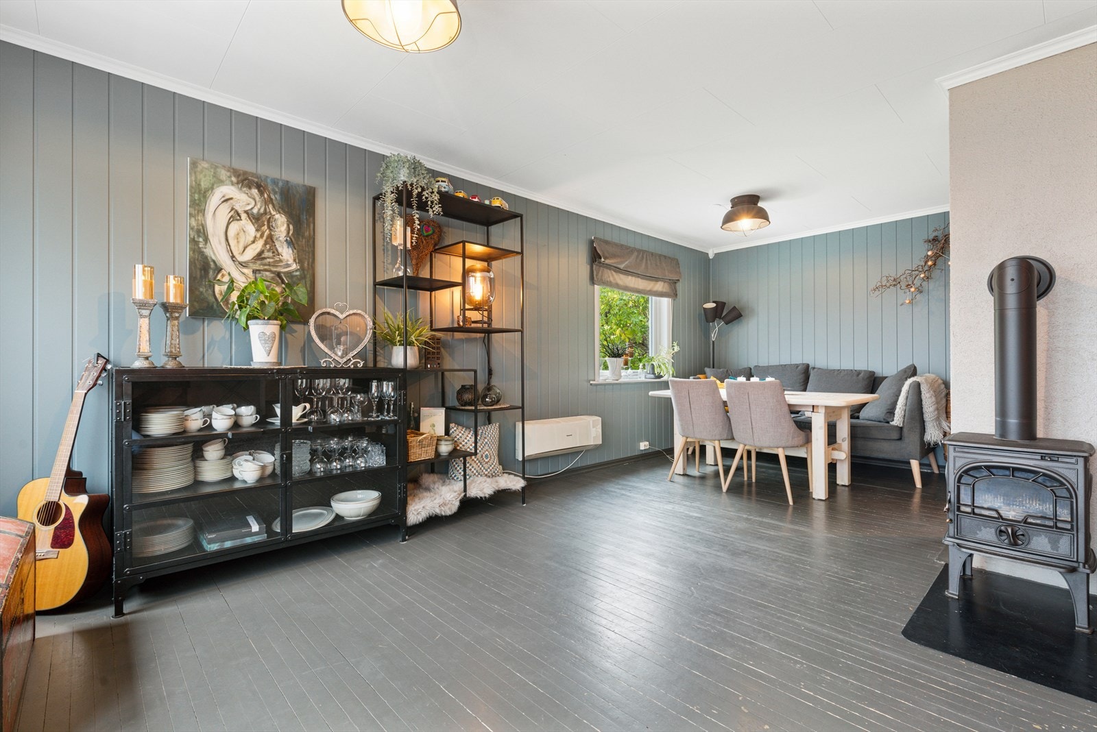 En lun spisestue med god plass til hele familien. Varmepumpe fra 2011. Galleribilde