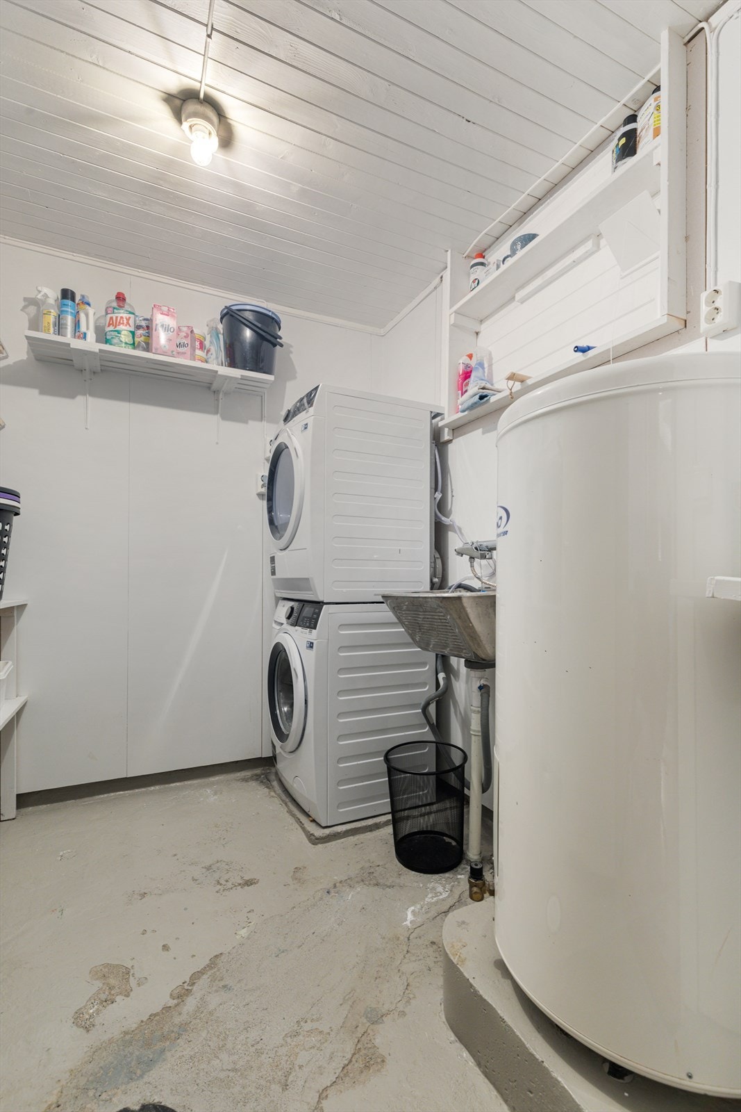 Vaskerom med opplegg til vaskemaskin og tørketrommel og utslagsvask Galleribilde