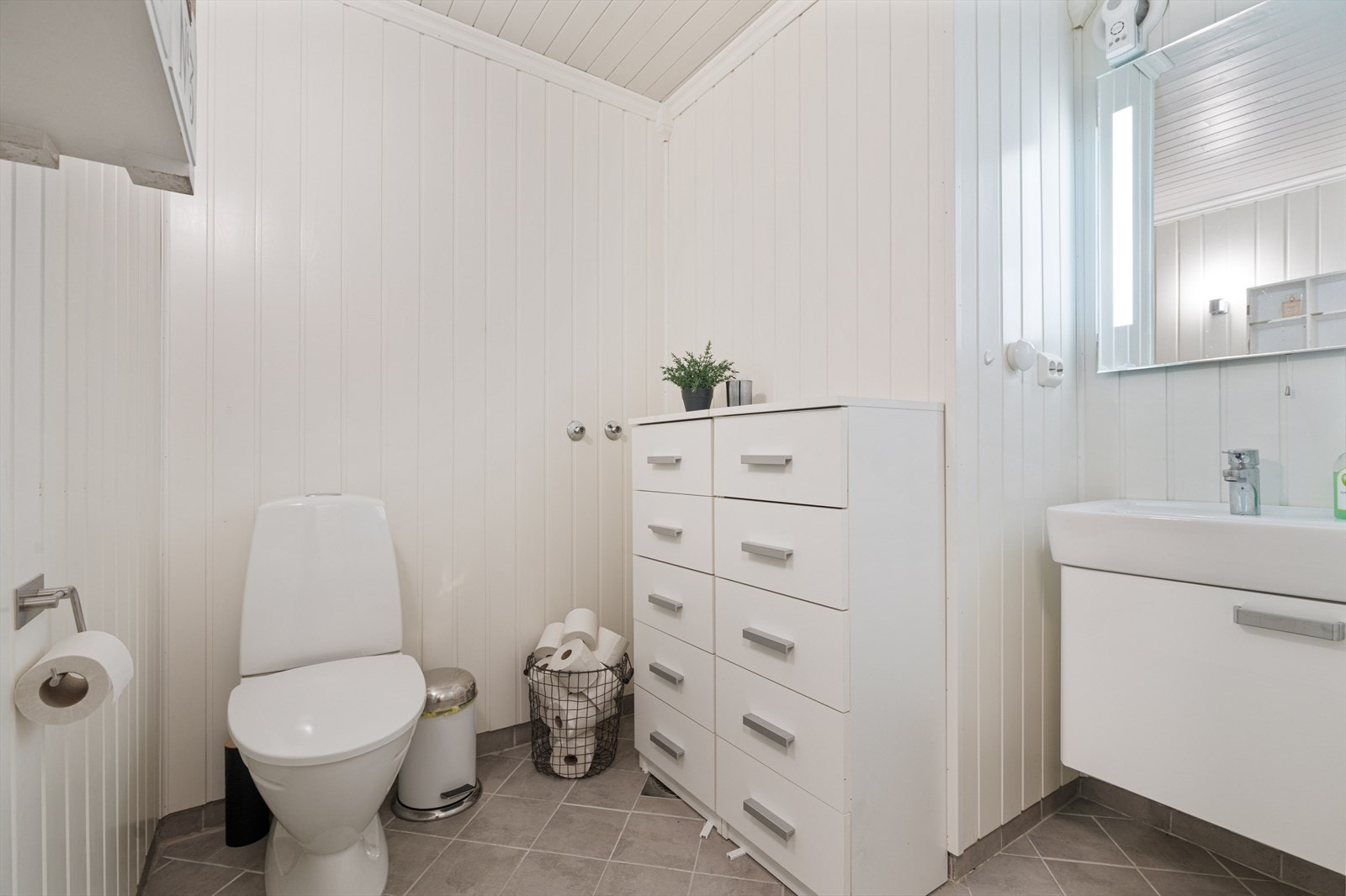 Toalettrom i kjeller påbygd og pusset opp i 2015, rommet er ikke omsøkt fra kjeller til bad, det er opplegg for dusj Galleribilde