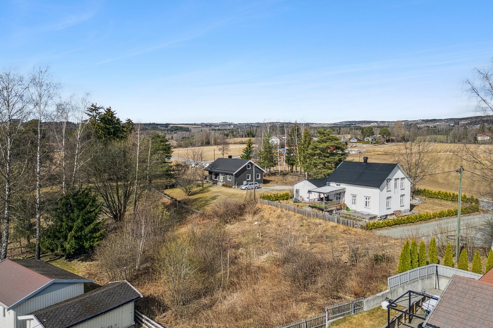 Det er etablert egen veg inntil tomtegrensen. Galleribilde