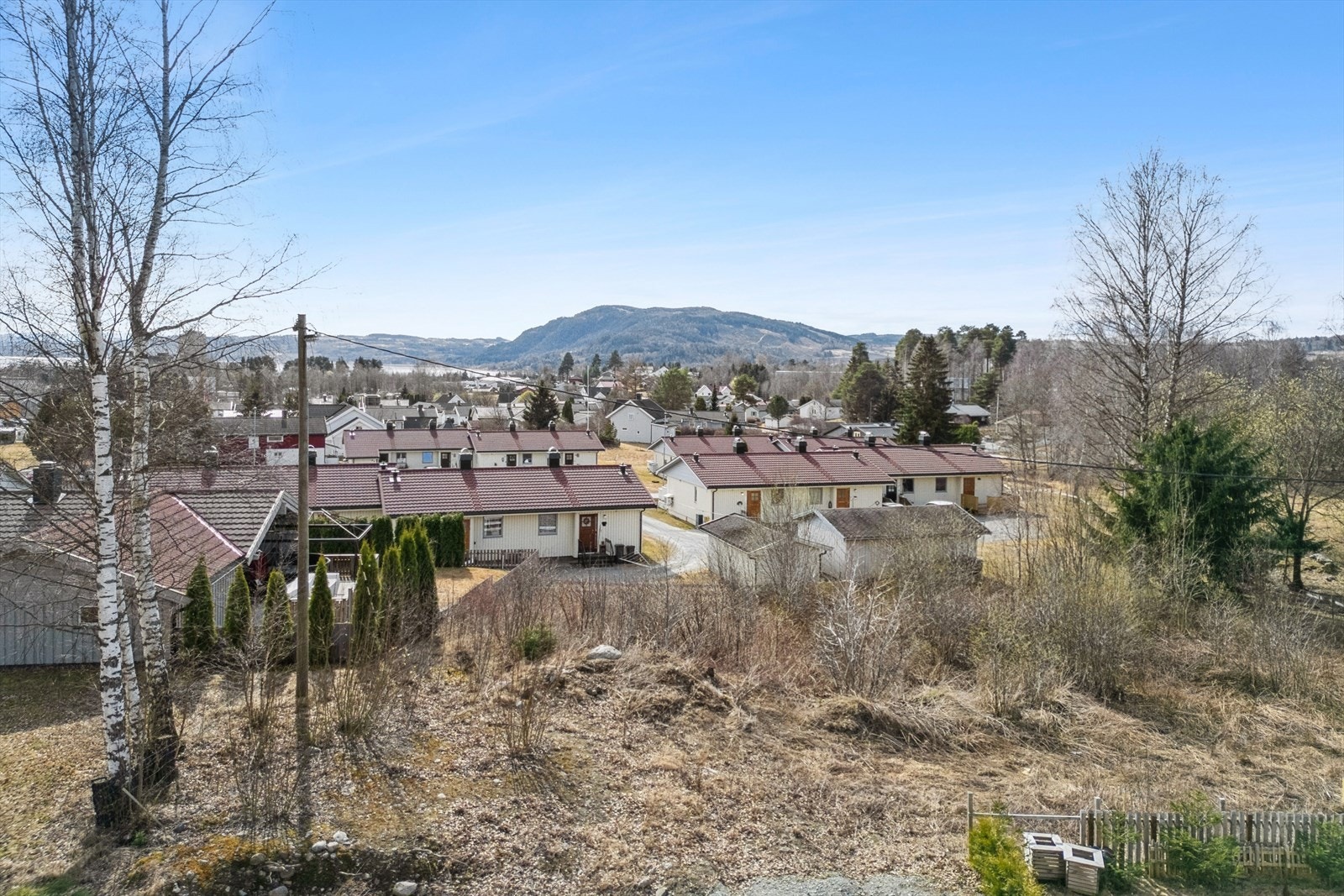Tomten ligger i et etablert boligfelt med flere bolighus bebyggelse. Galleribilde