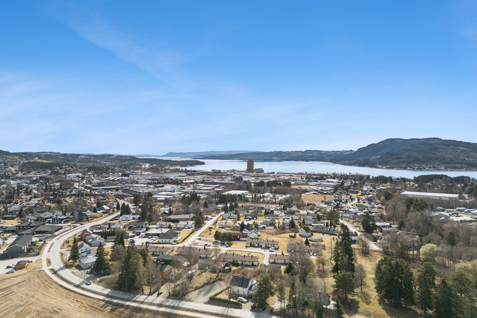 Fra tomten er det etablert gang- og sykkelsti forbi tomtens innkjøring. Galleribilde