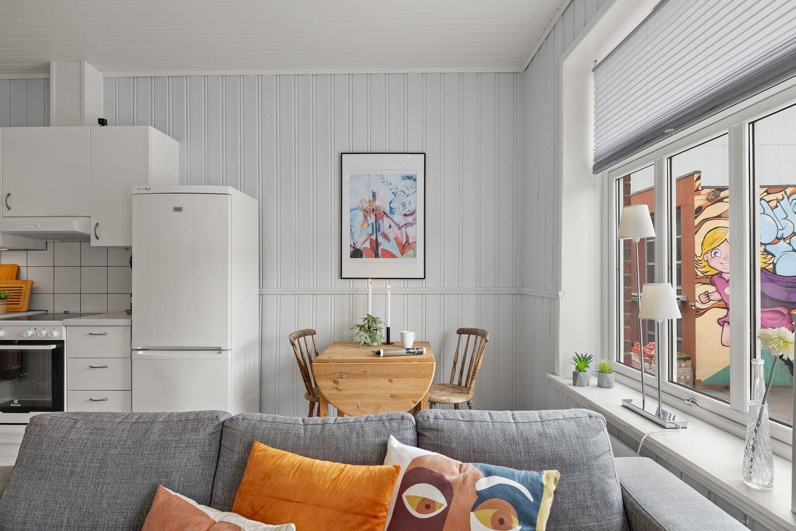 Leiligheten har lysmalte overflater og downlights i tak Galleribilde