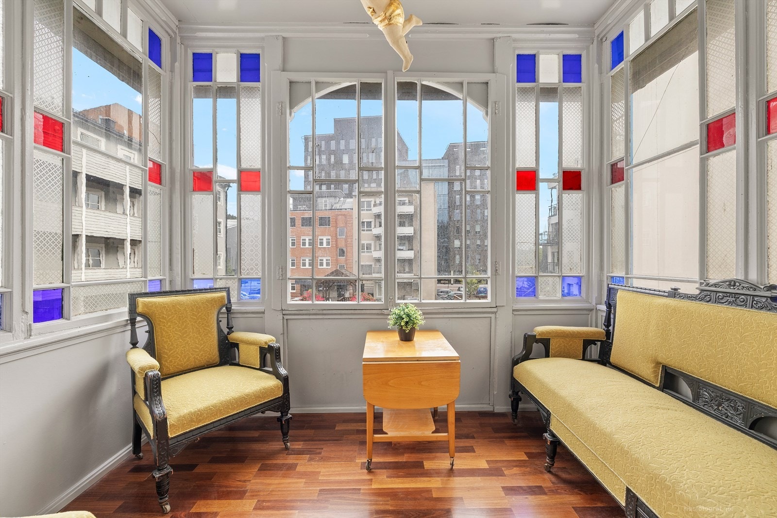 Meget koselig fellesareal. Et luftig lyst rom bevart i klassisk stil Galleribilde