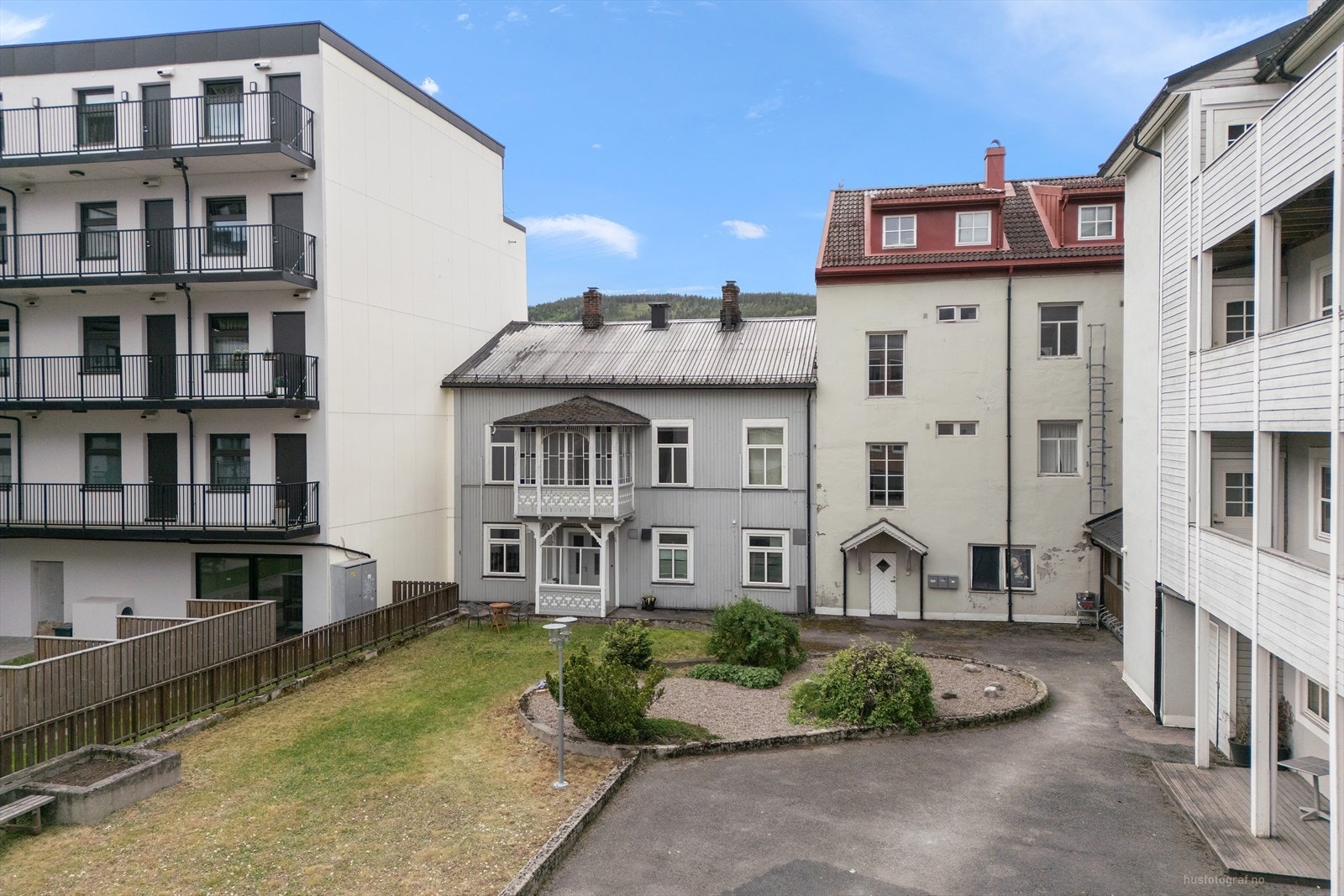 Adkomst til leiligheten i hyggelig bakgård Galleribilde