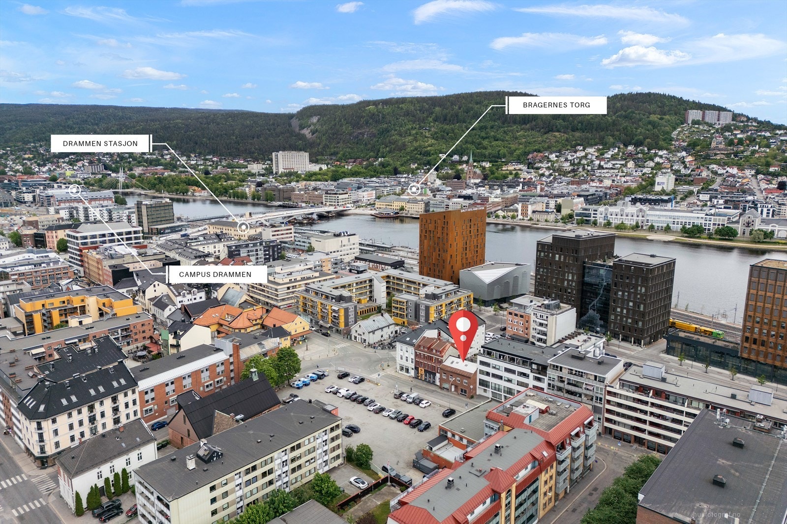 Leiligheten ligger meget sentralt med gangavstand til togstasjon og alle andre fasiliteter Galleribilde