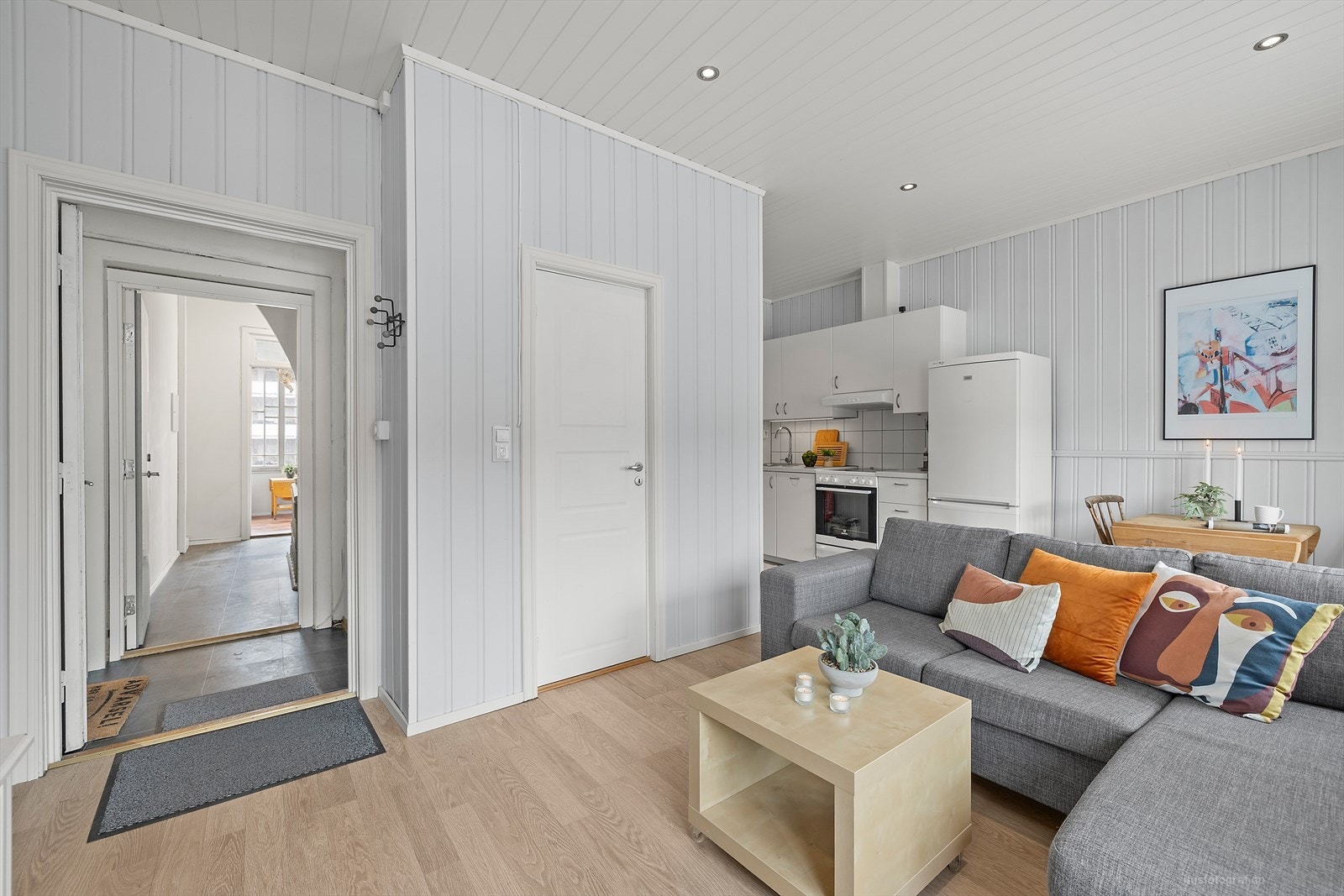 Leiligheten har en fin intern beliggenhet i byggets 2. etasje Galleribilde