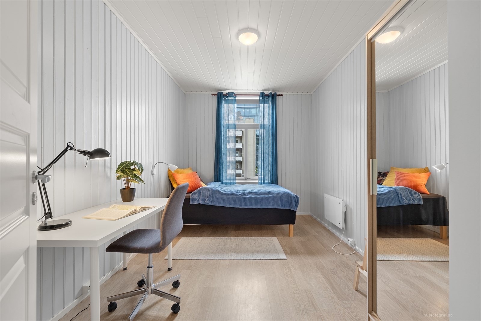 Romslig soverom med god plass til dobbeltseng og hjemmekontorplass Galleribilde