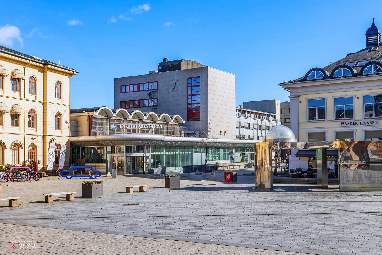 Kun ca. 5 min gange til togstasjon med hyppige avganger retning Oslo, Kongsberg og Vestfold Galleribilde