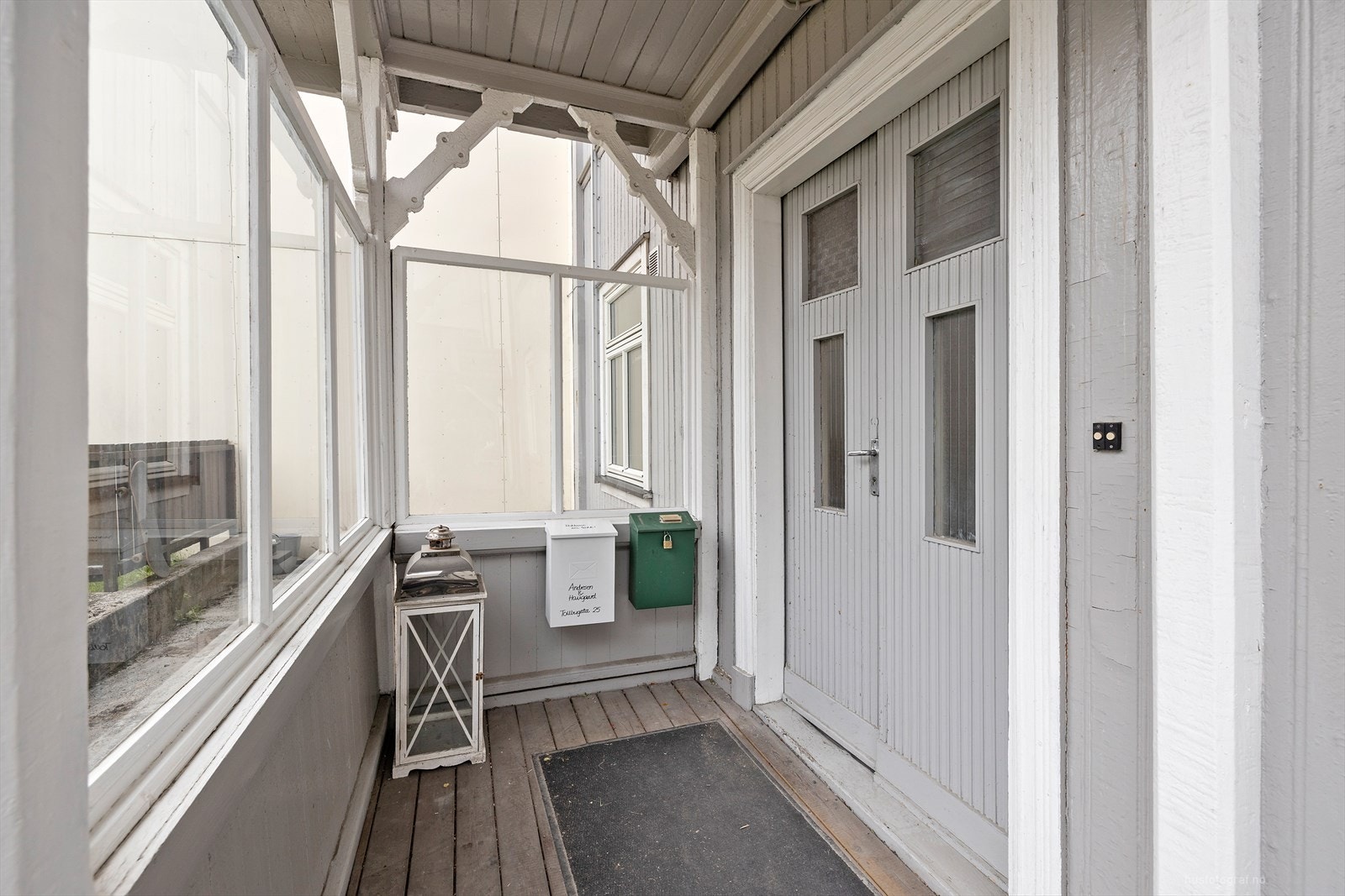 Hyggelig takoverbygget inngangsparti Galleribilde