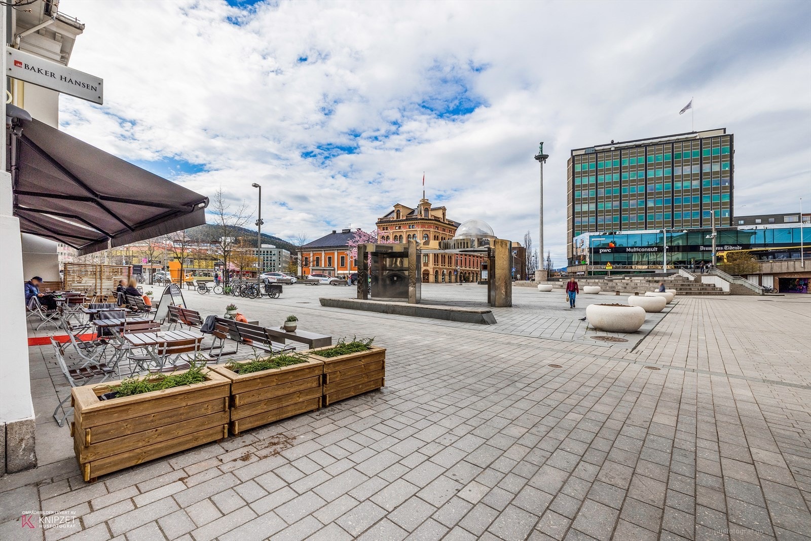 Strømsø torg med flere cafeer og restauranter Galleribilde