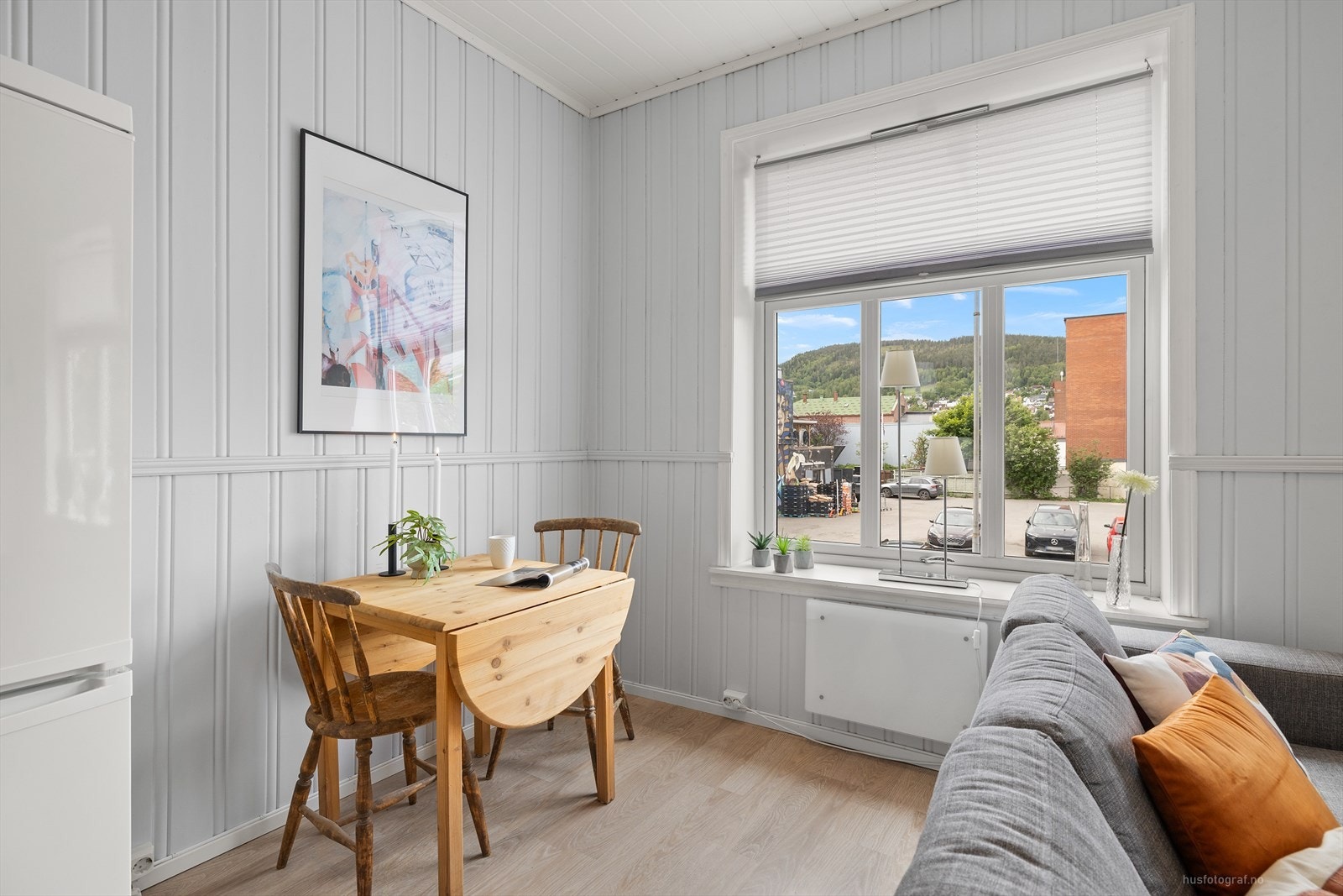 Leiligheten har godt med lysinnslipp og dype vinduskarmer Galleribilde