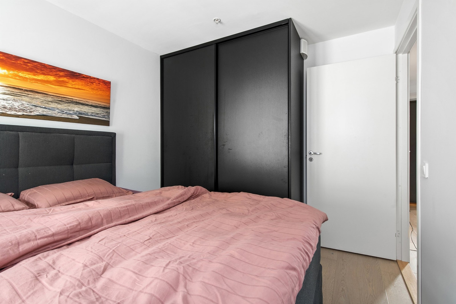 Hovedsoverom med skyvedørsgarderobe Galleribilde