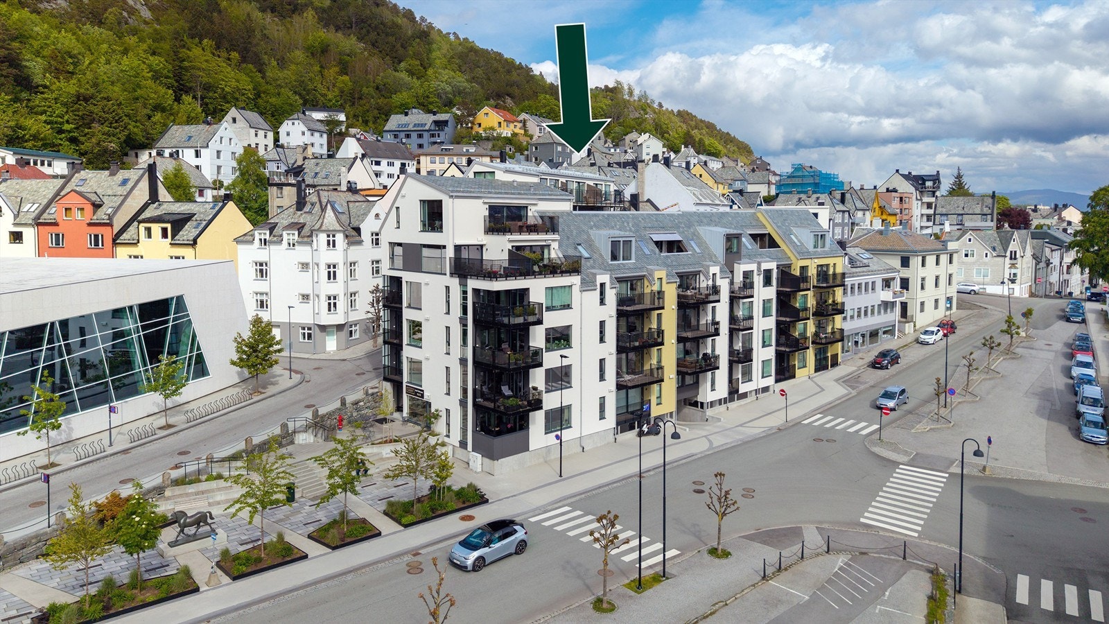 Dronebilde av eiendommen med Bybadet like bak Galleribilde