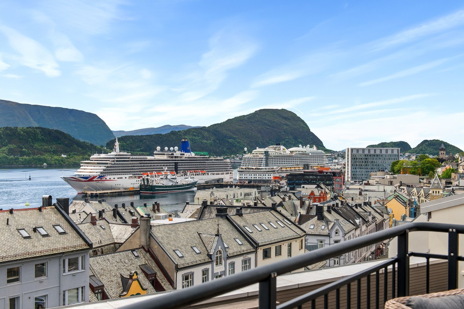 Praktfull utsikt mot bysentrum og cruicetrafikken som passerer til og fra Ålesund havn Galleribilde