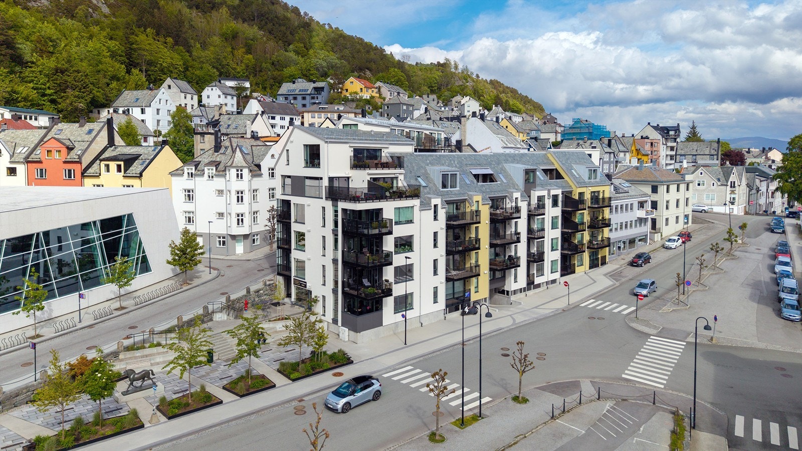 Dronebilde av eiendommen med Bybadet like bak Galleribilde