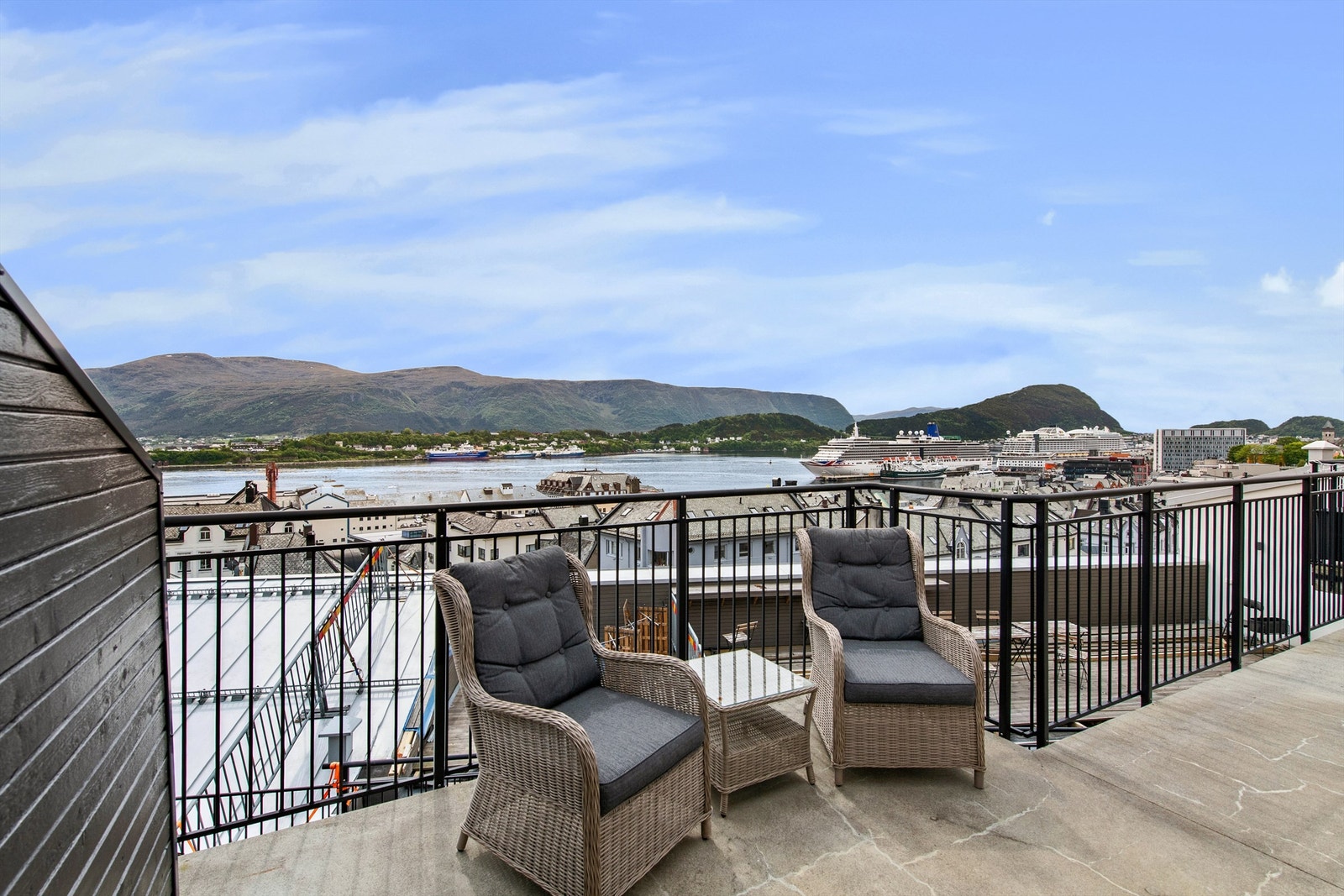 Fra terrassen er det også praktfull utsikt mot Ålesund by samt cruicetrafikken som passerer til/fra Ålesund havn Galleribilde