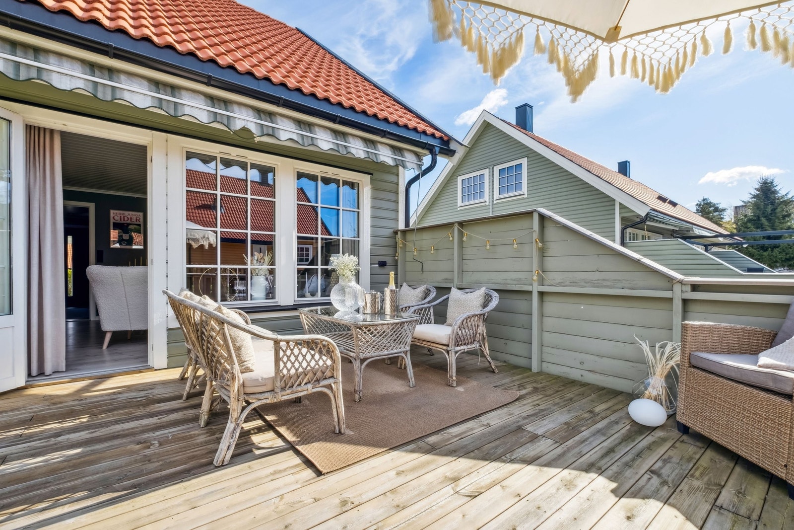 Verandaen. Deilig uteplass, perfekt for en kopp kaffe og noe godt å bite i. Galleribilde