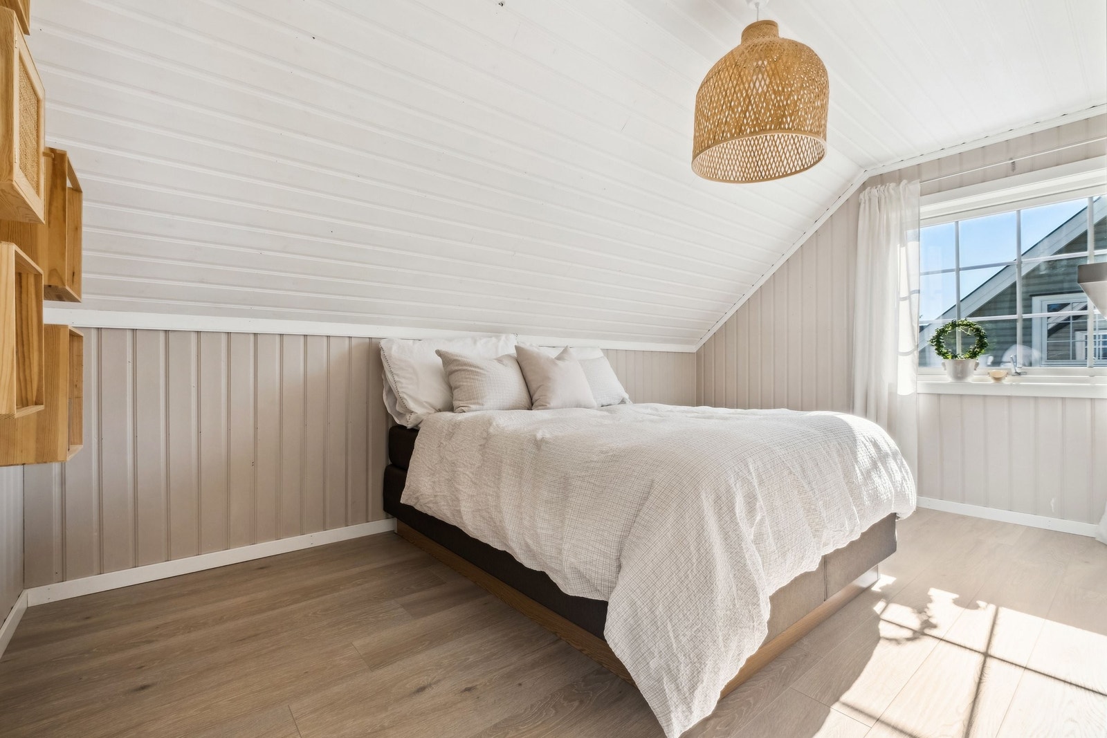 Soverom 2. Dette soverommet i 2.etasje er passe stort til barnerom/gjesterom. Nytt vindu ble satt inn høsten 2022. Galleribilde