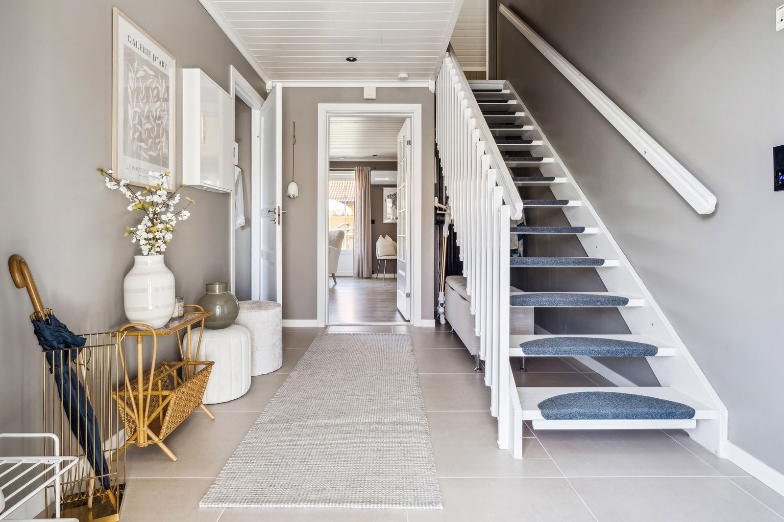 Gangen. I gangen er det er satt inn ny inngangsdør, lagt nye 60x60 fliser, lagt nytt tak med spotter og nye lister. Veggene er malt i en lys og fin tone. Galleribilde