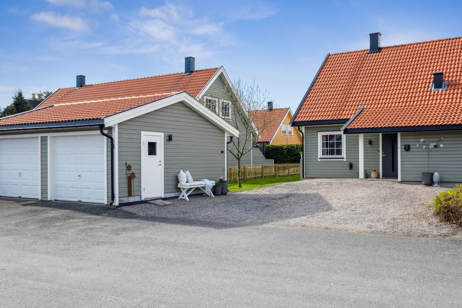 Boligen har stor gårdsplass og enkel tilgang til egen garasje(del av dobbel garasje). Galleribilde