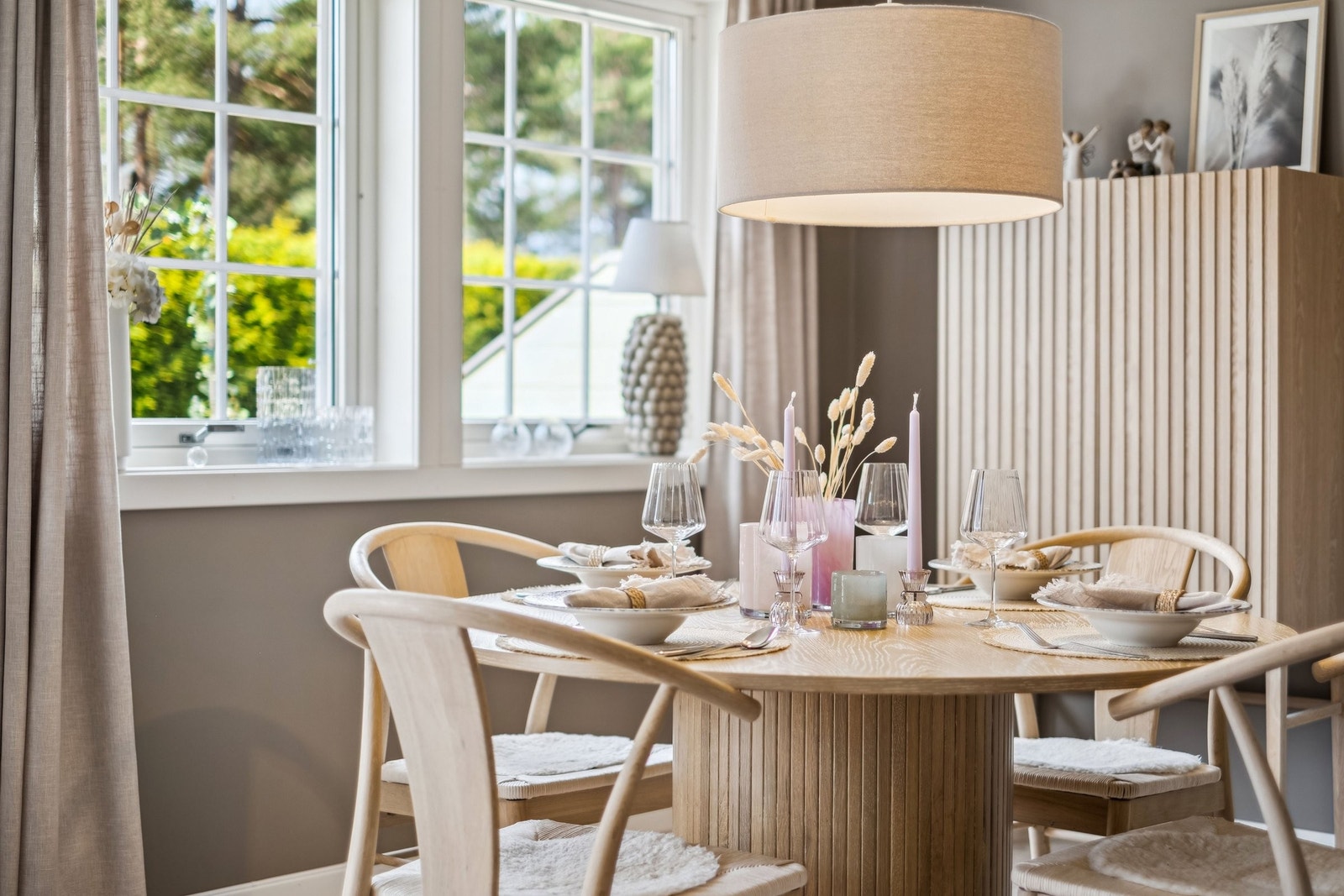 Spisebord med et godt lys innslipp. Galleribilde