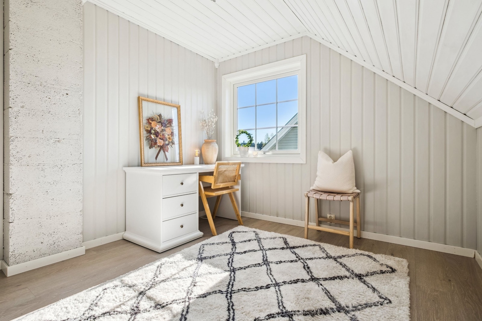 Soverom 3. Soverommet i 2.etasje kan fint brukes som barnerom/kontor. Nytt vindu ble satt inn høsten 2022. Galleribilde