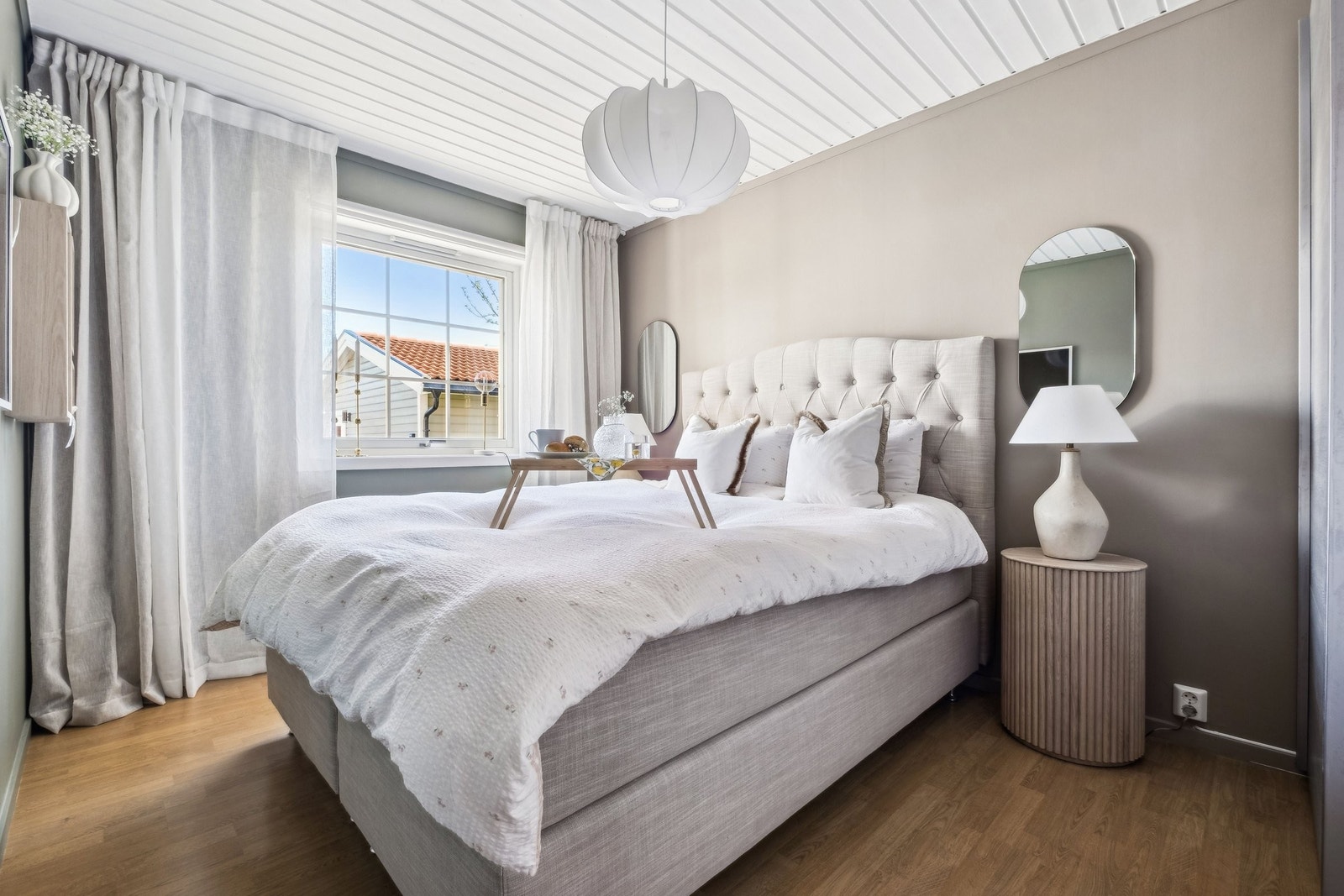 Hovedsoverom. Hovedsoverommet ligger i 1.etasje, lett tilgjengelig til både bad, stue og kjøkken. Galleribilde