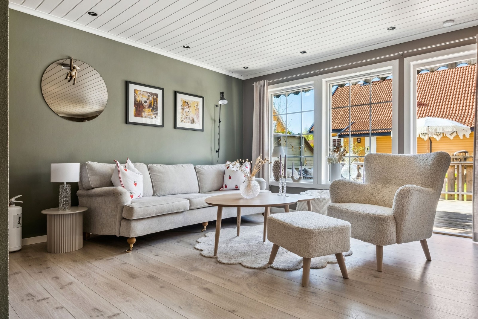 Stuen. Stuen ble pusset opp sommeren 2021 med nytt tak, spotter, lister og nye malte vegger. Det ble også montert opp flere og nye stikk kontakter/lysbrytere. Galleribilde