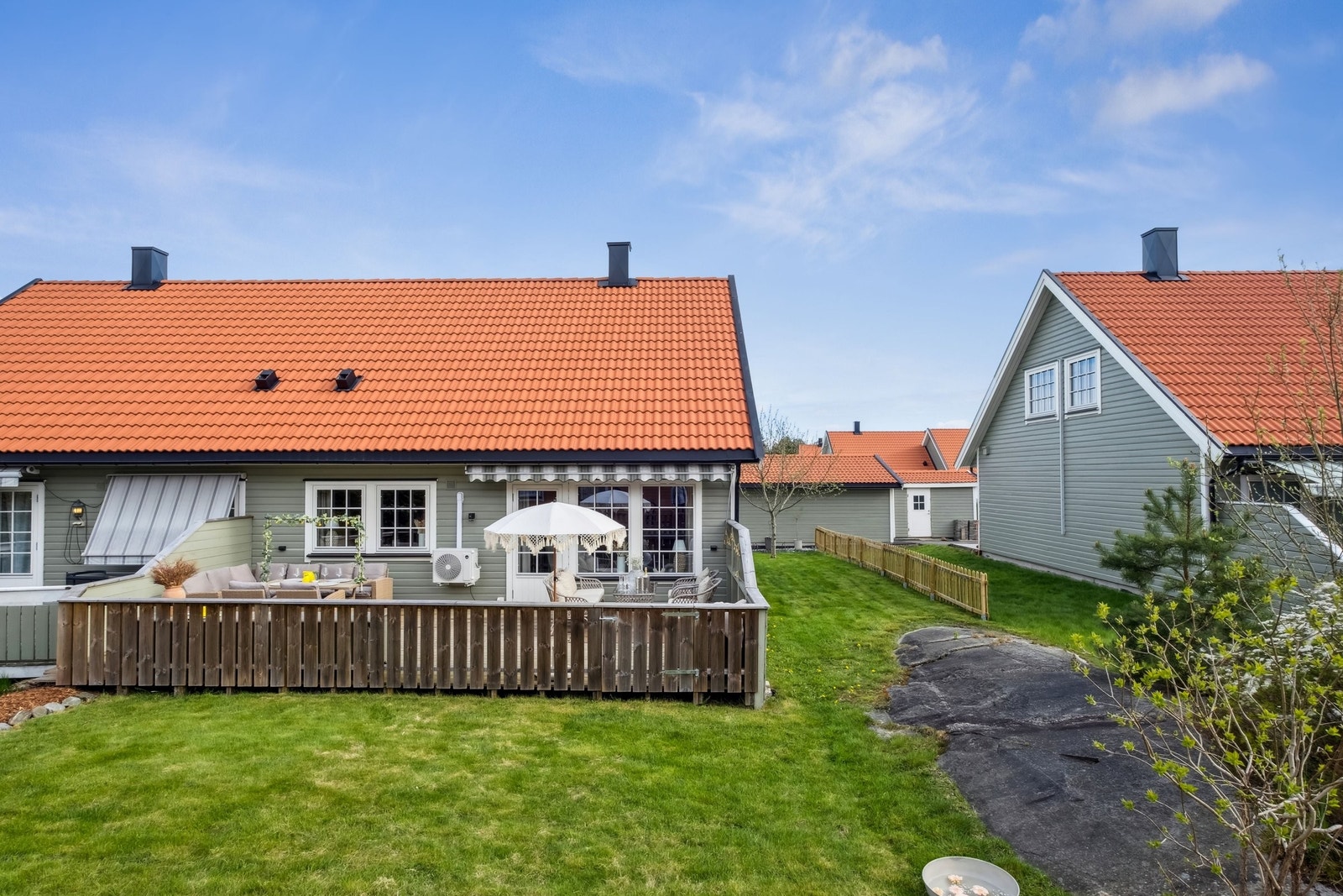 Uteområdet. Gressplen foran verandaen fikk nylagt gress i 2021. Galleribilde