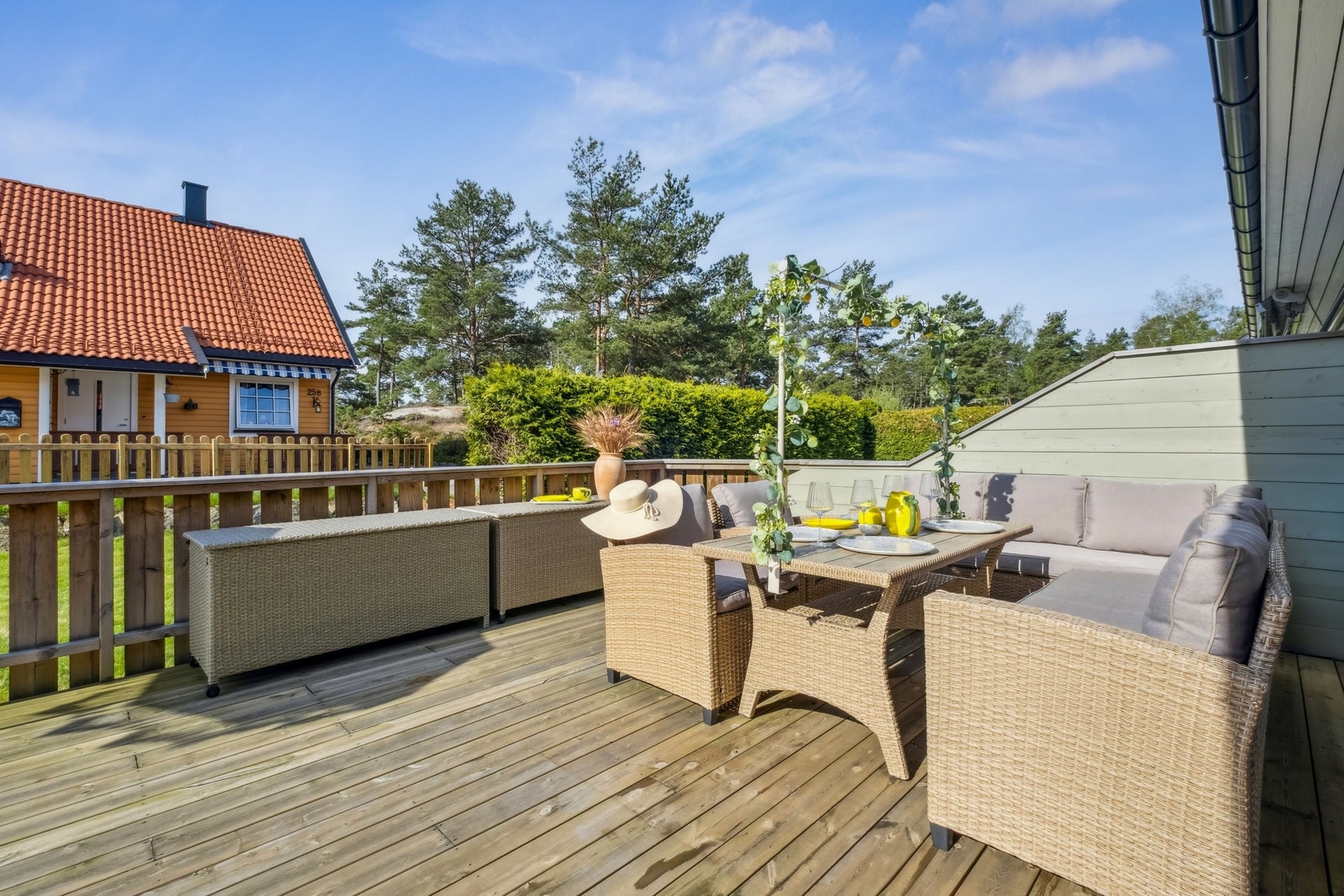 Verandaen. Verandaen ble bygd ut i 2020 og har god plass til flere sitte grupper. Nyt solen med god grillmat i godt selskap. Galleribilde