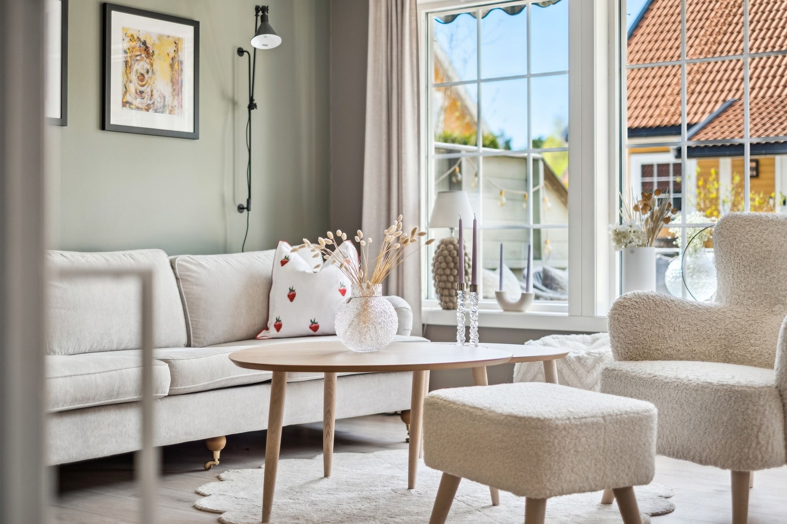 Stuen har en behagelig og lun grønn farge på veggen som gir ro i kroppen. Galleribilde