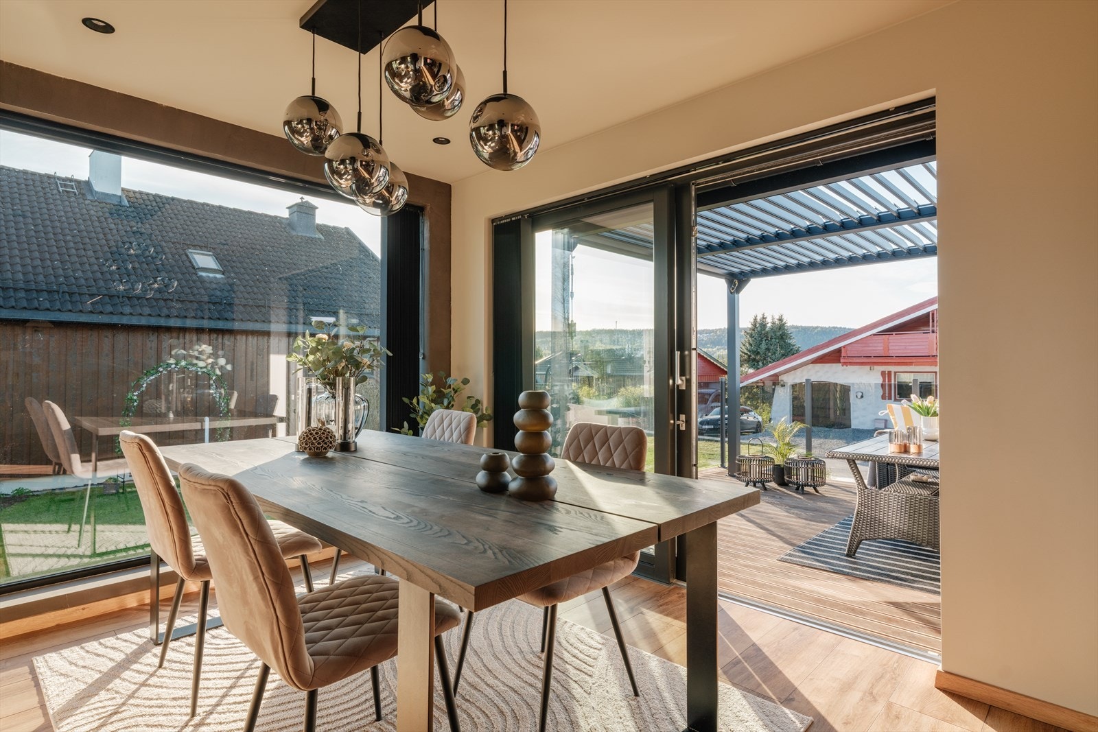 Den romslige stuen gir god plass til spisebord i egen sone mot terassen. Galleribilde